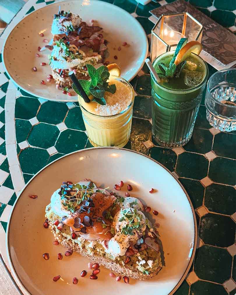 Ontbijt met poached eggs en avocado met homemade sapjes