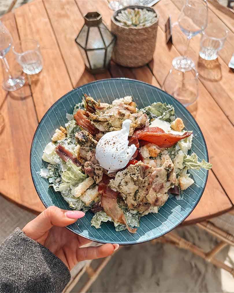 Ceasar Salad in handen