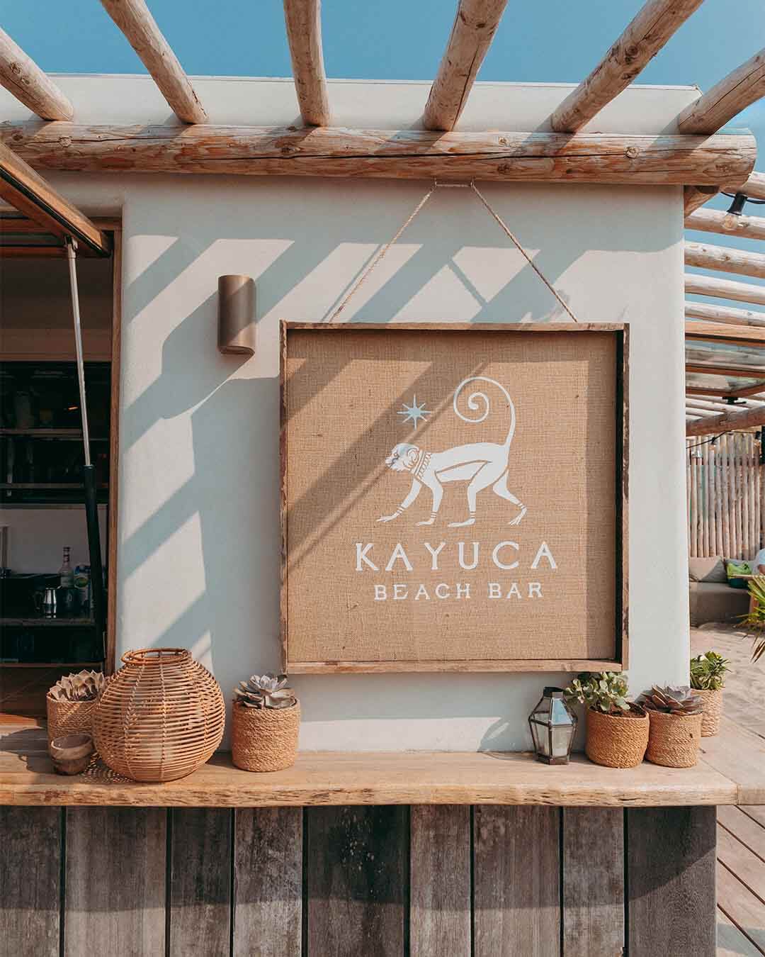 Detailshot van het logo op jute bij de strandbar