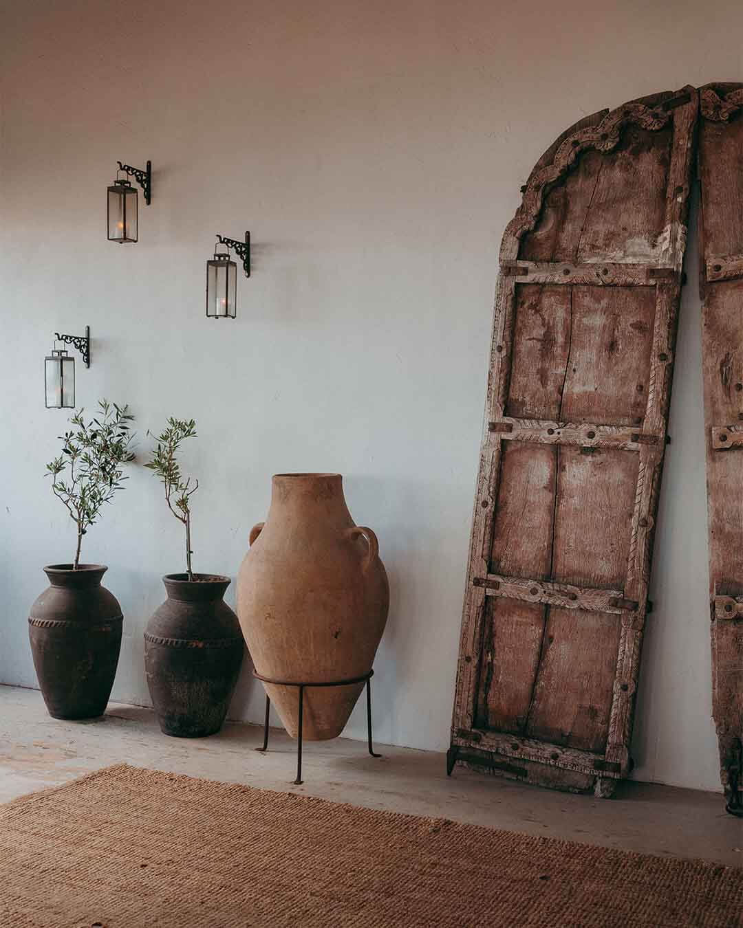 Interieurshot van mediterraanse accessoires, poten en oude deuren