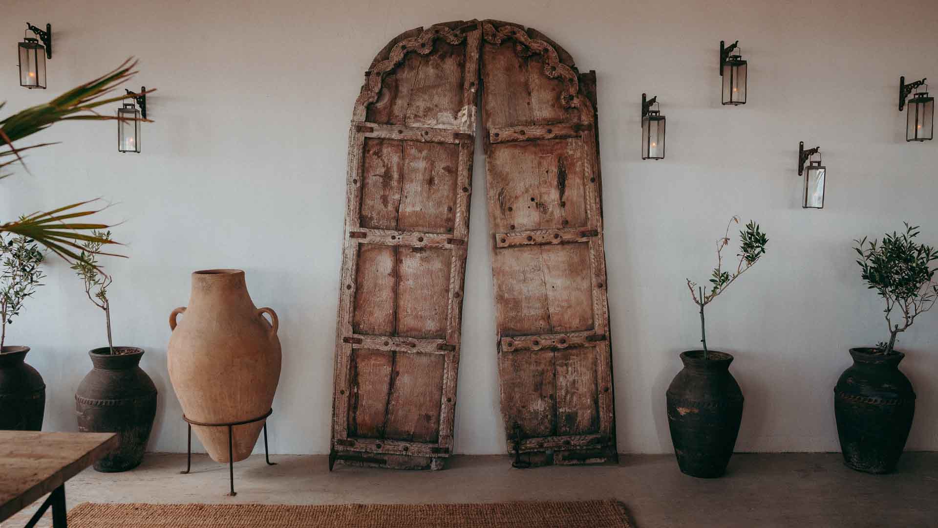 Interieurshot van mediterraanse accessoires, poten en oude deuren