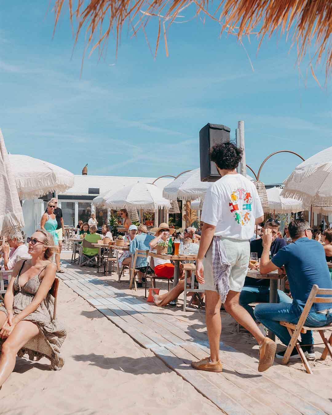 Jongen over het terras in het zand bij hotspot Witsand in Noordwijk