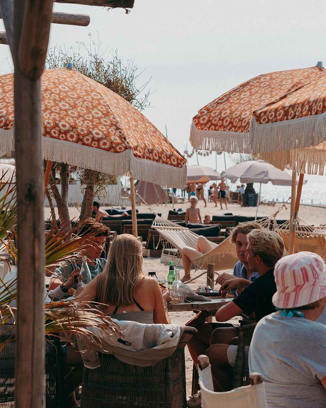 Vol terras buiten met parasollen in de zon