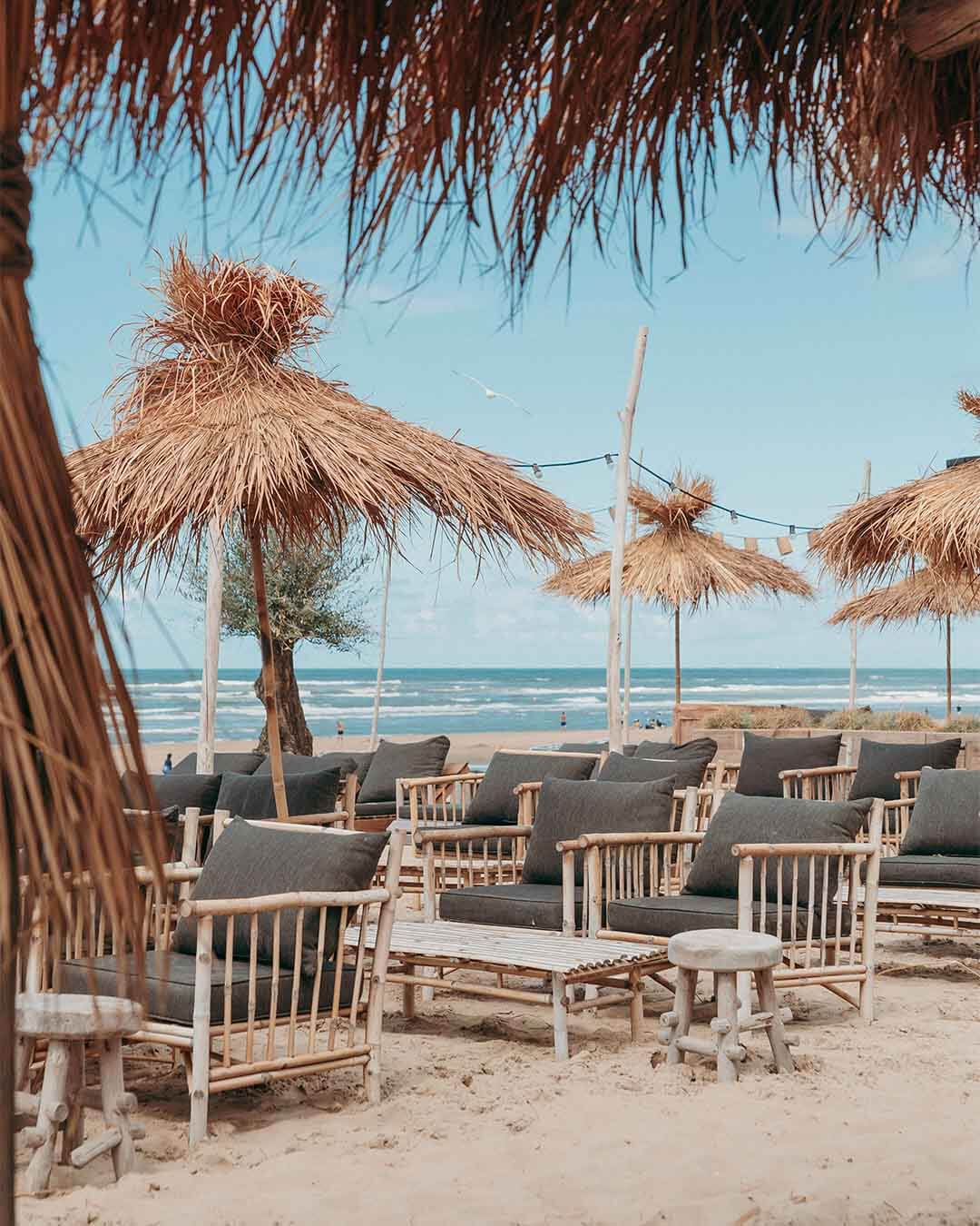 Loungeplekken in het zand bij hotspot Ubuntu in Zandvoort