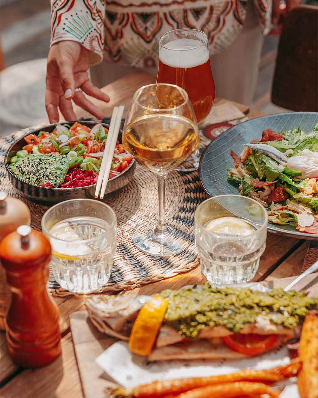 Diverse dinergerechten en wijnen bij hotspot Ubuntu in Zandvoort