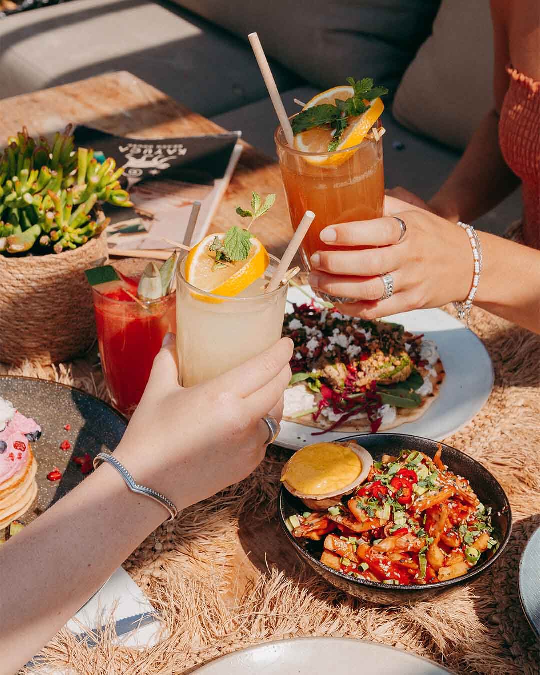 Proost met homemade lemonades en diverse lunchgerechten