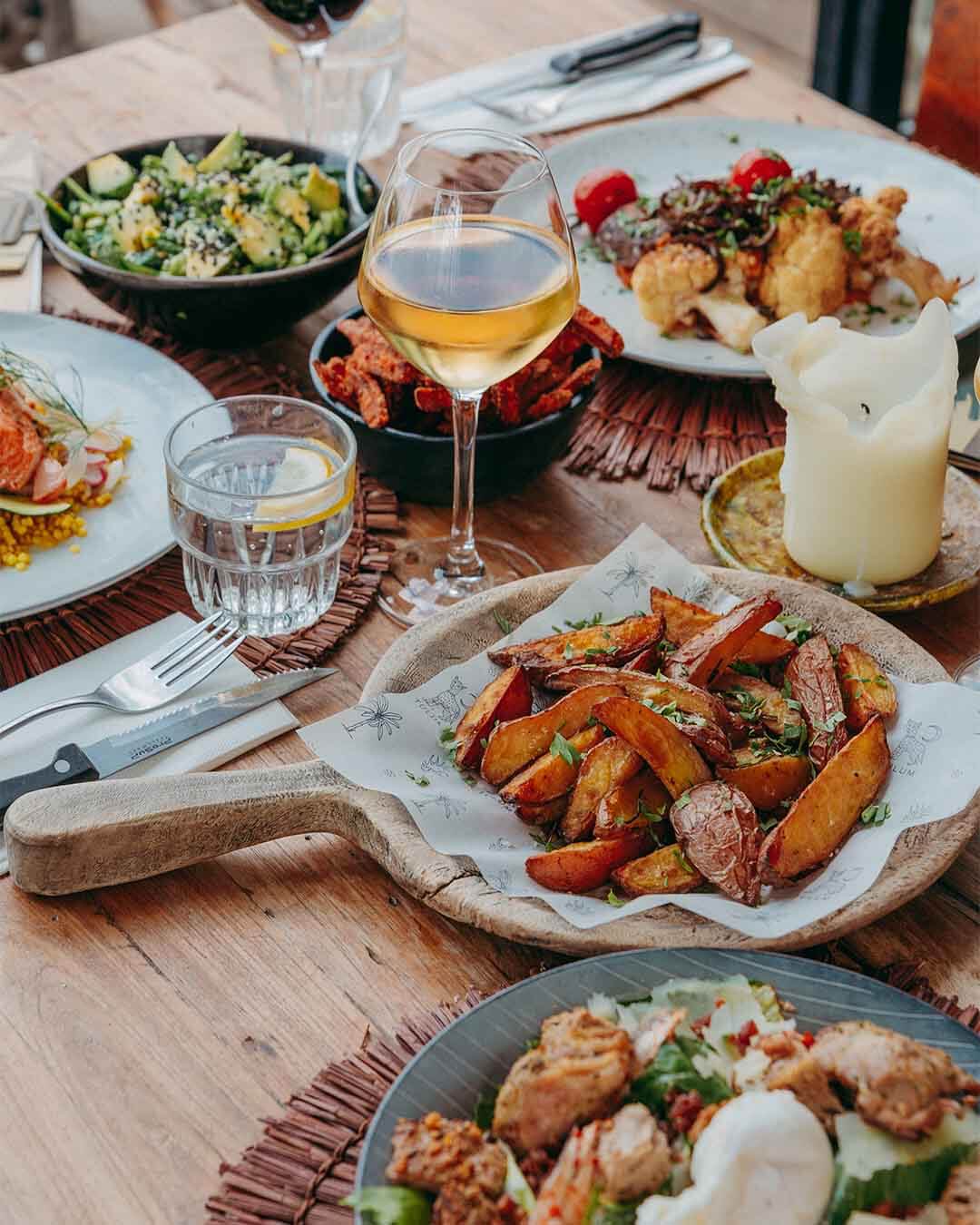 Diverse dinergerechten en wijnen bij hotspot Tulum in Noordwijk