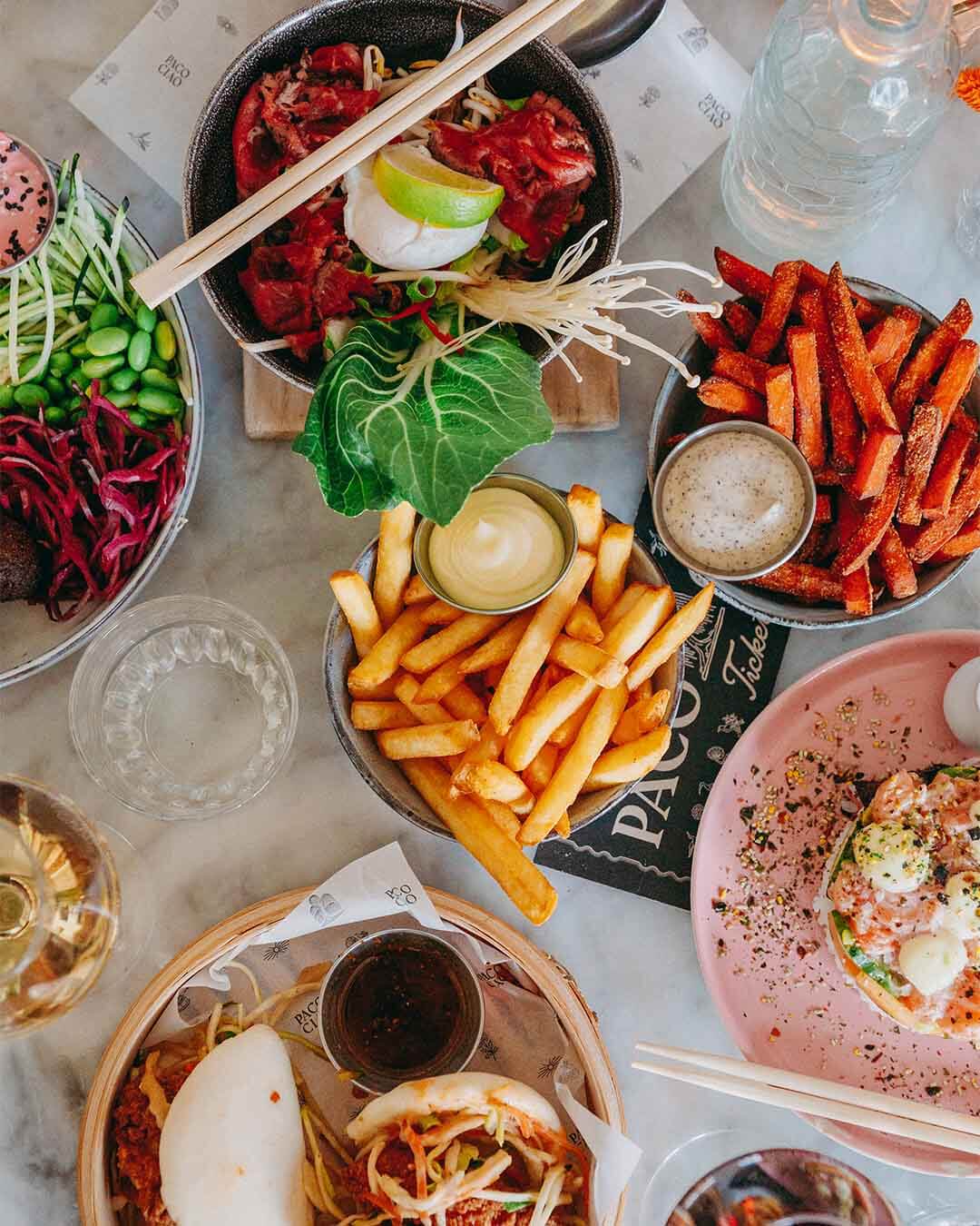 Diverse dinergerechten en frites bij hotspot Paco Ciao in Leiden
