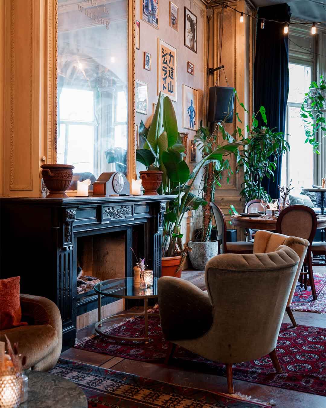 Loungeplekken bij de haard bij hotspot Paco Ciao in Leiden