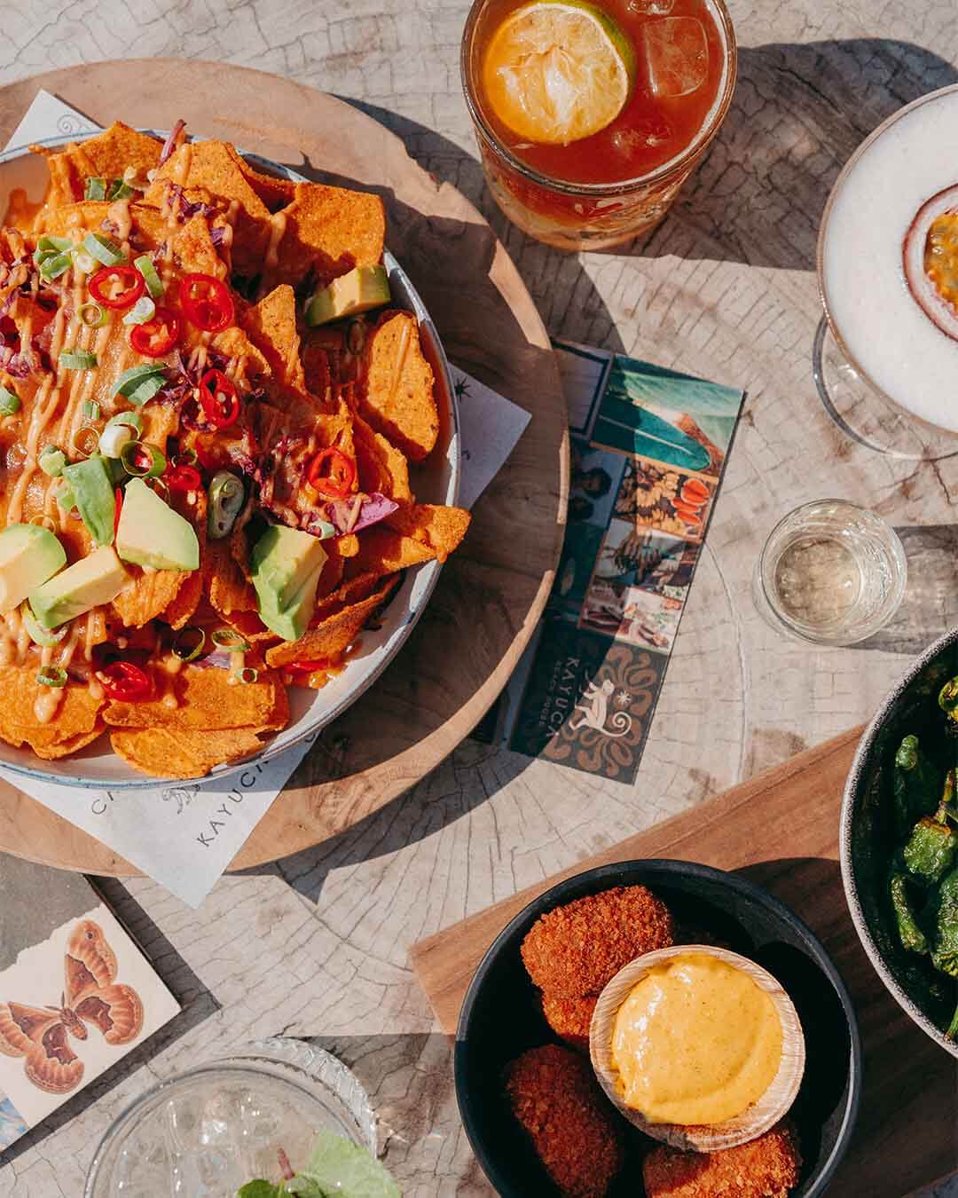 Borrel met nacho's en rendangkroketjes en diverse cocktails