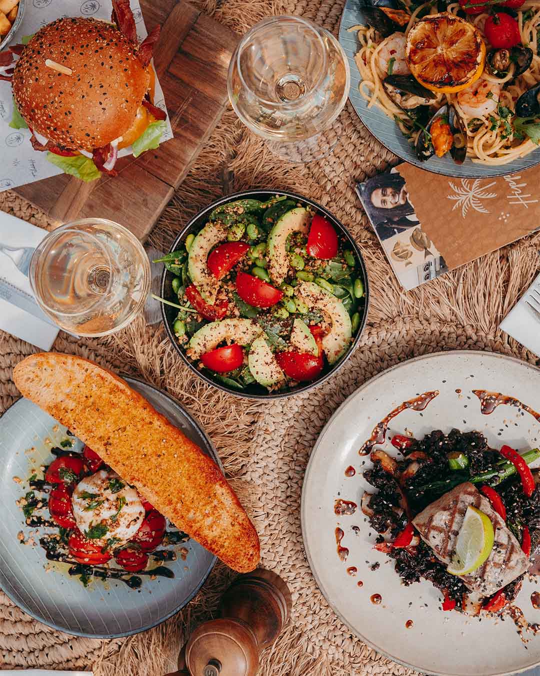 Diverse dinergerechten en wijnen bij hotspot Hippie Fish in Zandvoort