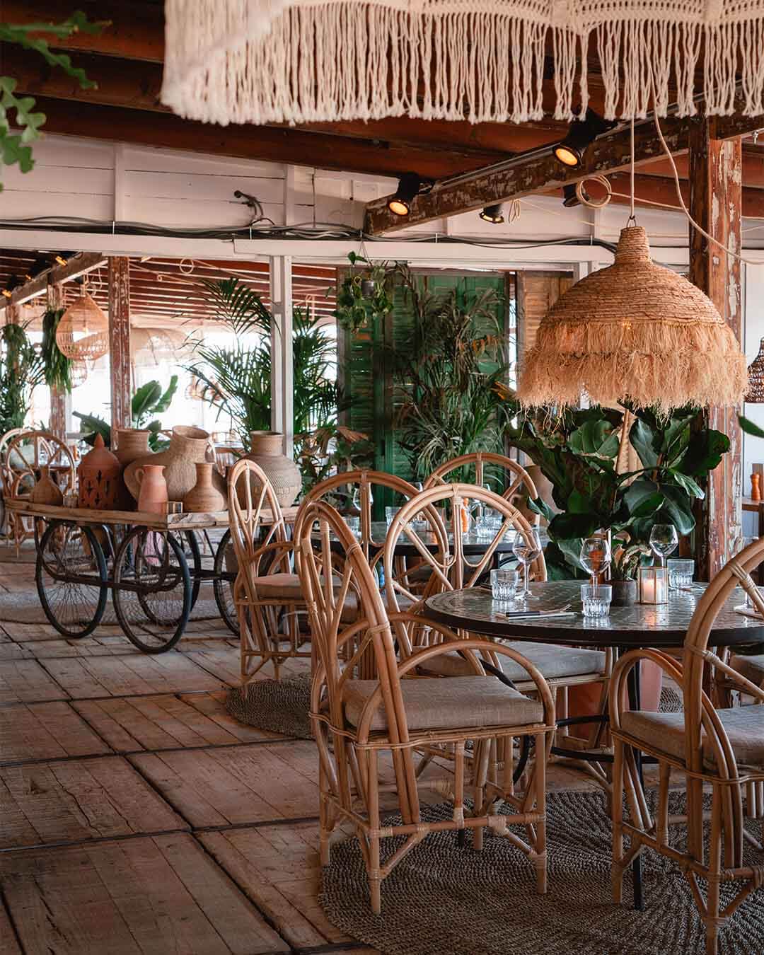 Overzichtsfoto van het interieur met diverse ingedekte tafels met meubilair van Ibiza Outdoor