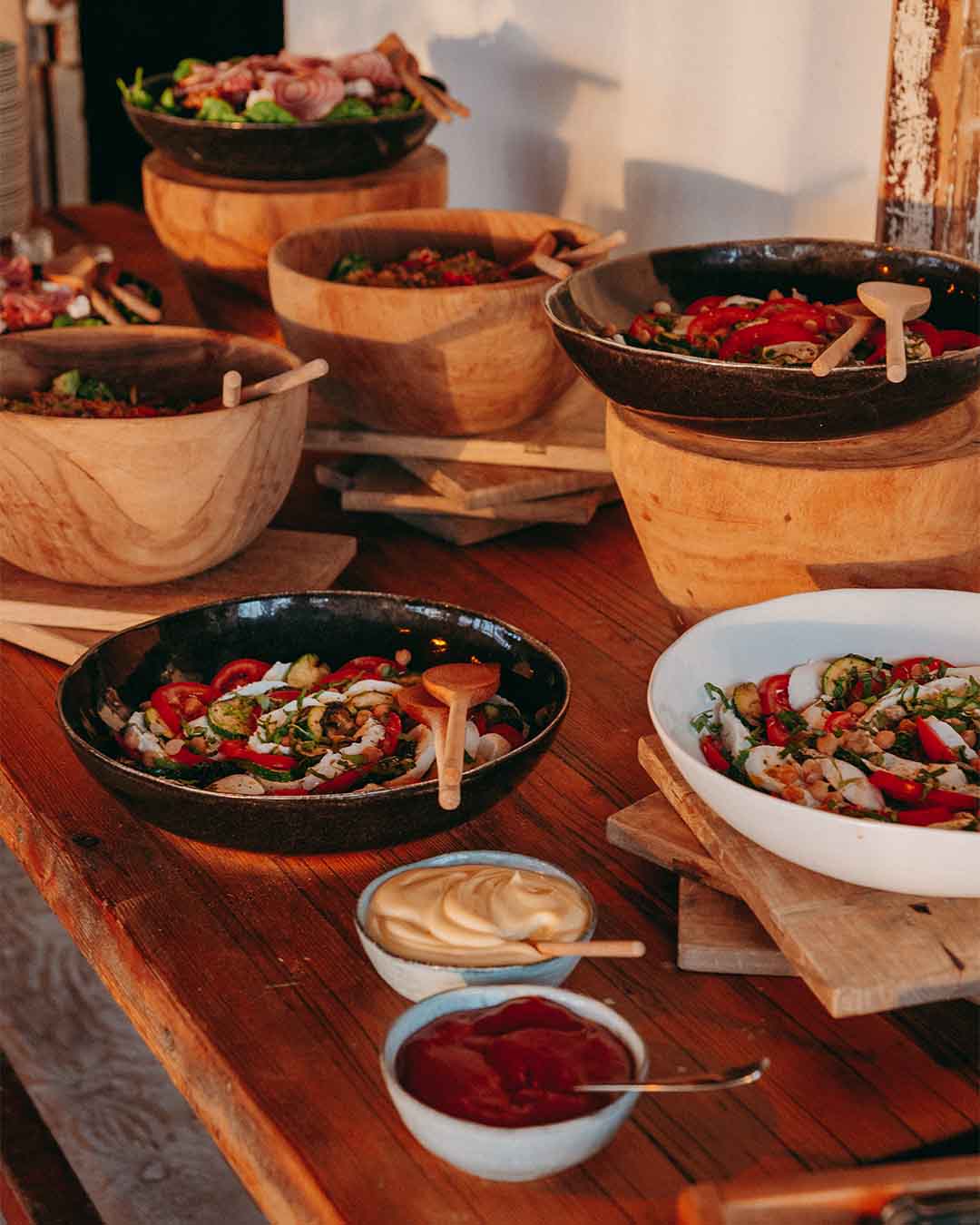 Saladebar met diverse salades tijdens een event bij Kayuca