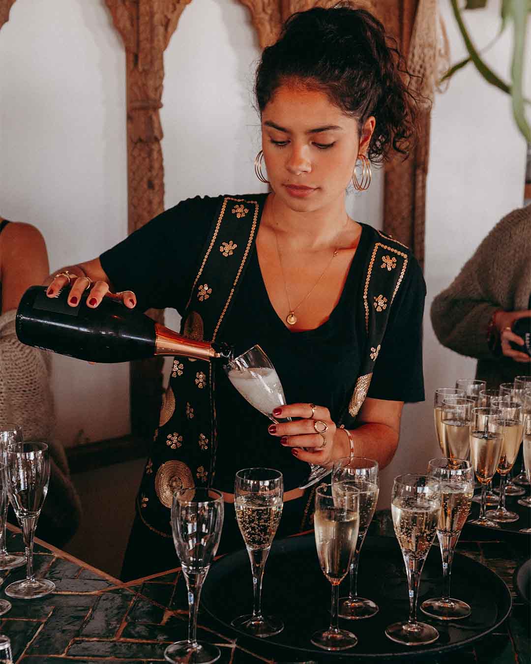 Meisje schenkt cava in tijdens een partij