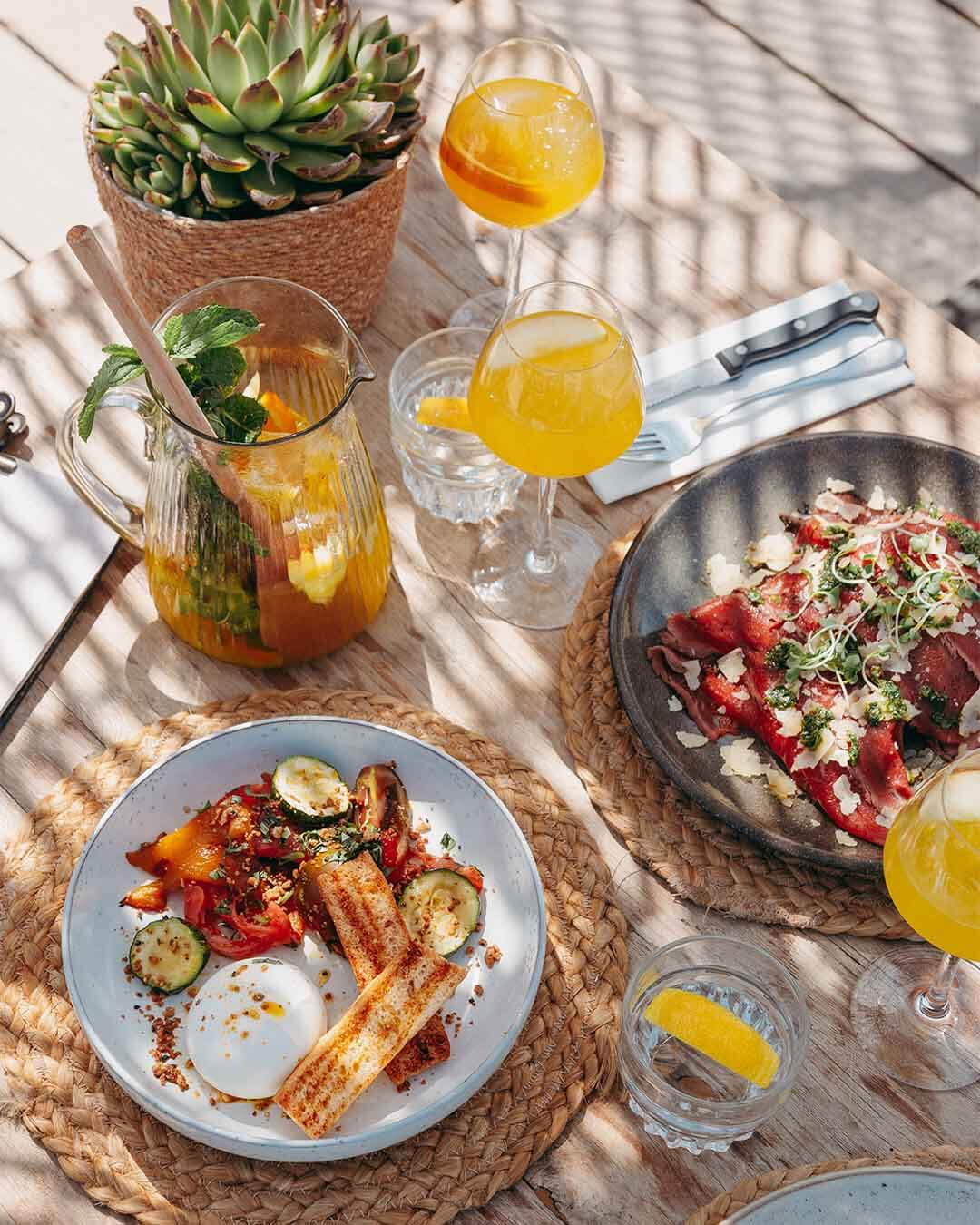 Diverse lunchgerechten en sangria bij hotspot Branding in Noordwijk